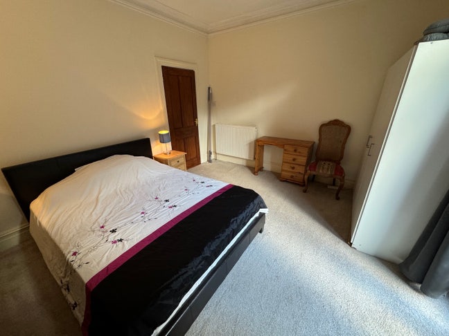 Large Room with En-Suite  Main Photo