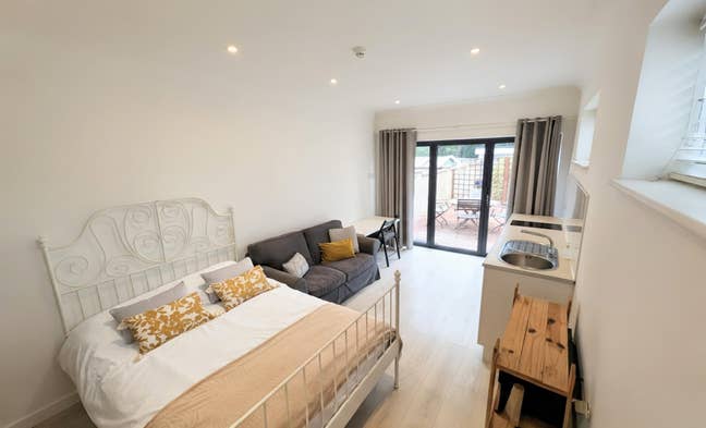 Gorgeous Self Contained Garden Studio 50DR7 Main Photo