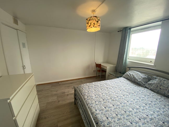 From 9.11 ! Bethnal Green ! Lovely Double ! Main Photo