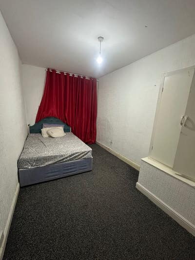 A Spacious 1 single room for rent in OL12 Main Photo
