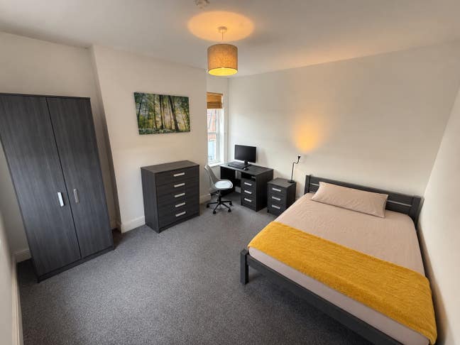 Modern Large double Bedroom bills inc NG5 Main Photo