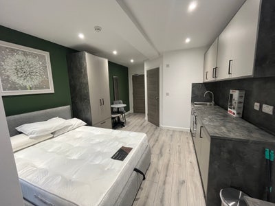 Spacious Studio Just One Minute from Queensgate!😍 Main Photo