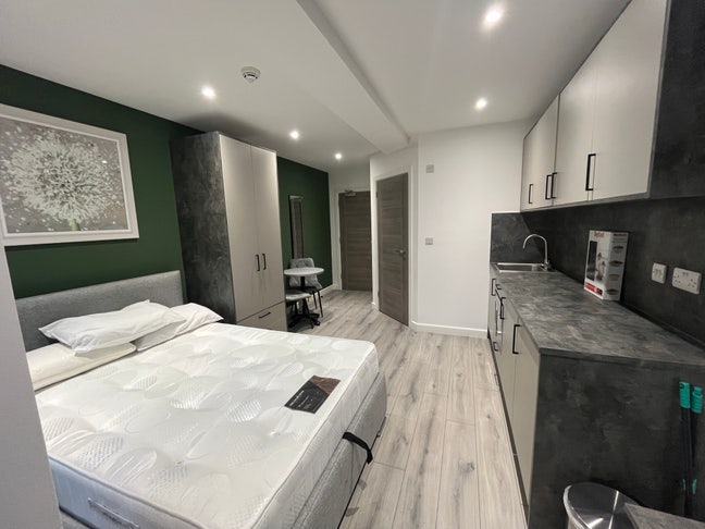 Spacious Studio Just One Minute from Queensgate!😍 Main Photo