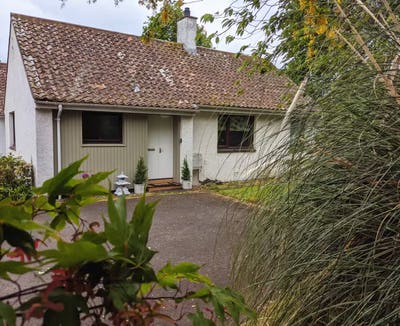 2 bed bungalow Main Photo