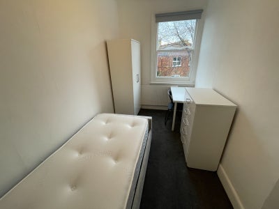 Bright Single Room – Close to Jubilee Line Main Photo