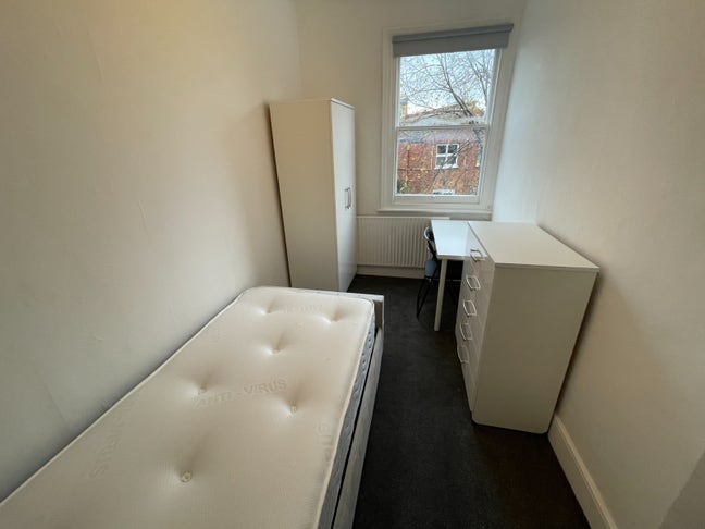 Bright Single Room – Close to Jubilee Line Main Photo