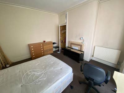 Seasonal Price Drop - Last Room in Leyton E11 Main Photo