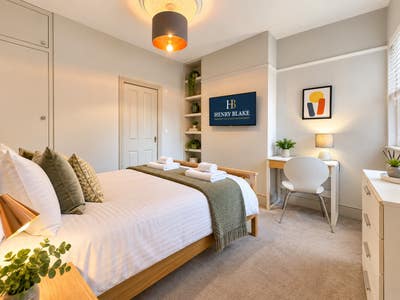 Close to Royal Berkshire Hospital - Lovely Home! Main Photo