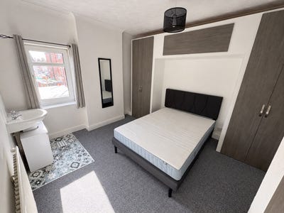 🏡 Newly Refurbished 4-Bed Shared House, SN1 Main Photo
