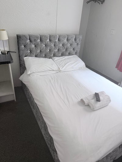 Double Room En-suite to let Main Photo