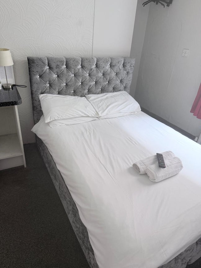 Double Room En-suite to let Main Photo