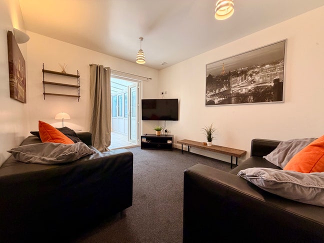 Student House Share Rooms - Available Now Main Photo