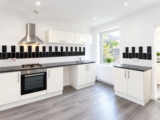 4 bedroom and 2 bathroom house to RENT  Main Photo