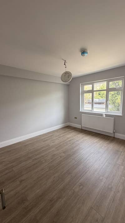 5 Bedroom 2 bathroom house with garden Main Photo