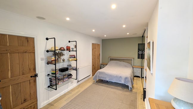 Ensuite double room in Midhurst Main Photo