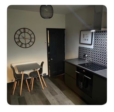One double room available in South Bank  Main Photo