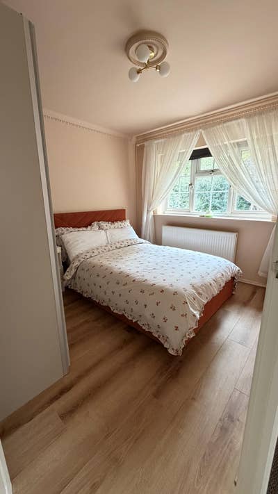 Double room available, to rent driveway + garden Main Photo