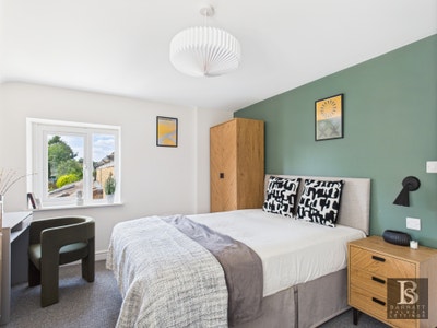 Bargain - Nr Amazon - Parking & Garden ✨ Main Photo