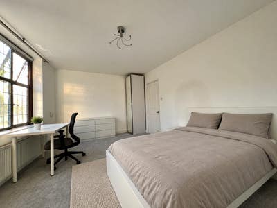 Welcoming Room in Worcester Park Main Photo