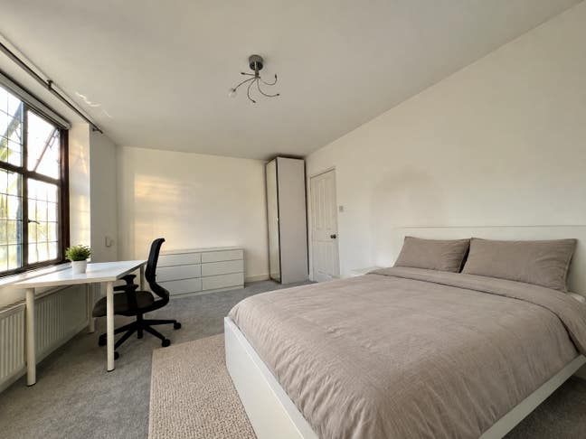 Welcoming Room in Worcester Park Main Photo