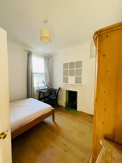 Double & Single Rooms Available in NW4 Main Photo