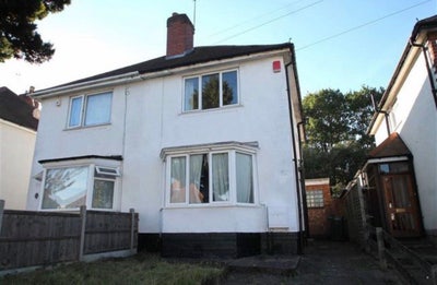 Bedroom in a 3-bed house available!  Main Photo