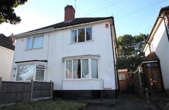 Bedroom in a 3-bed house available!  Main Photo