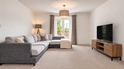 2 Rooms in Loughton | Ideal for Commuters + Temps Main Photo
