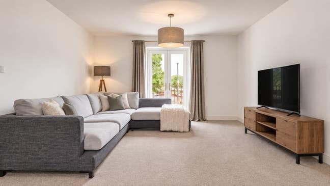 2 Rooms in Loughton | Ideal for Commuters + Temps Main Photo