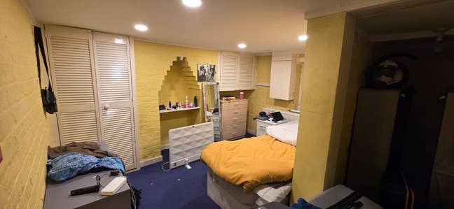 Single basement room Main Photo