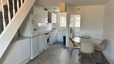 2 Bedroom House in Egham TW20 Main Photo
