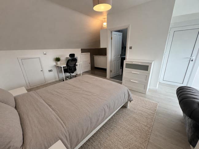 Amazing Room in a Recently Refub Apartment Main Photo