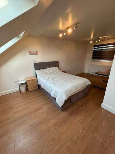 Large Bedroom with Ensuite | 8 min walk to station Main Photo