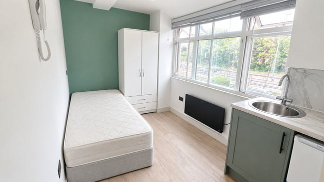 DSS-Studio Flat Available in Surbiton Kingston KT6 Main Photo