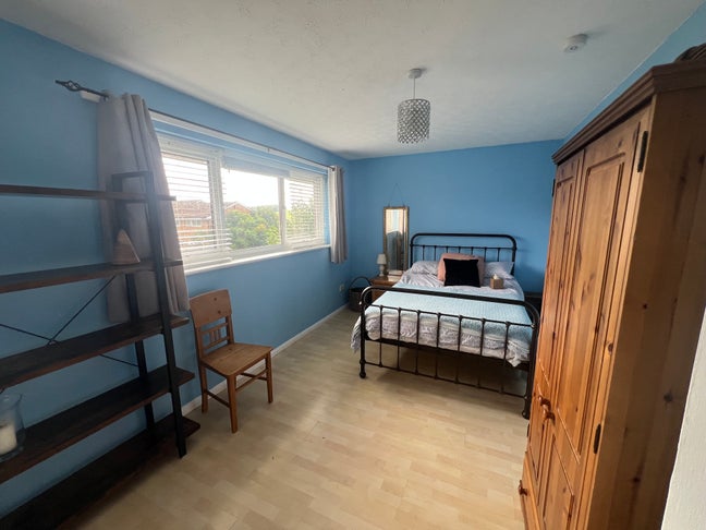 Spacious double room in quiet rural semi detached  Main Photo