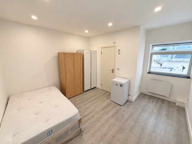 DSS - Studio Flat Available in Chingford E4 Main Photo