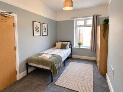 Room Close to Westgate Train Station Main Photo