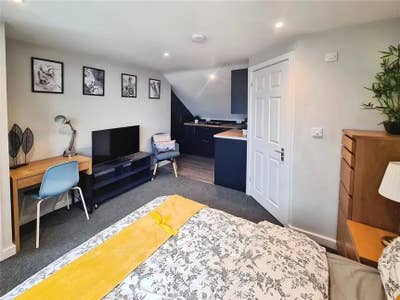 1 bedroom Studio to rent Main Photo