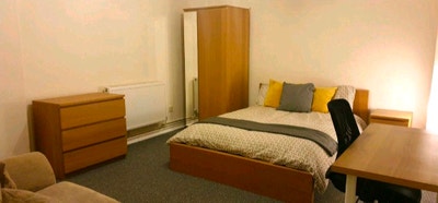 🟠 Large room with balcony- Bills included Main Photo