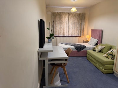 Spacious Double Room  | 2mins walk to station  Main Photo