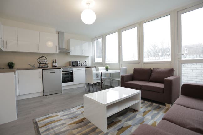 Big Room + Private Balcony 🌿 Near Limehouse 🚆✨ Main Photo