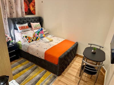 Avaailable Room to Let in  Quiet Neighborhood Main Photo