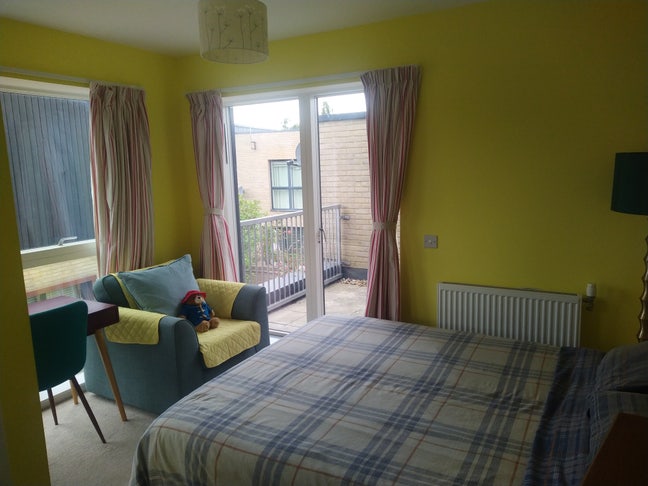 Bright double room in modern Trumpington house Main Photo