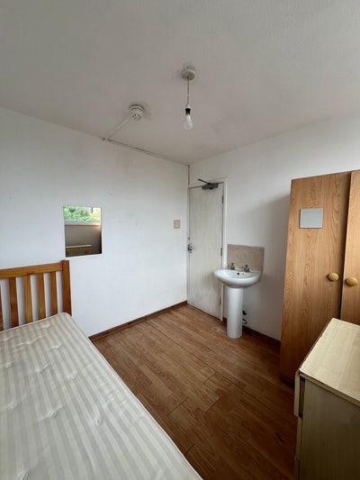 Bright and well furnished Room to Let AL10 Main Photo