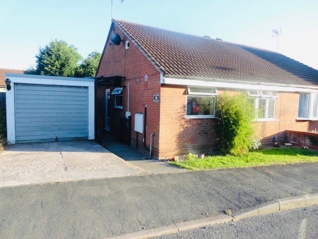 2 Bed Bungalow with parking & Gardens Main Photo