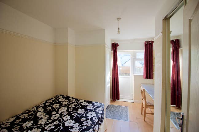 Lovely ensuite double rooms in bright modern house Main Photo