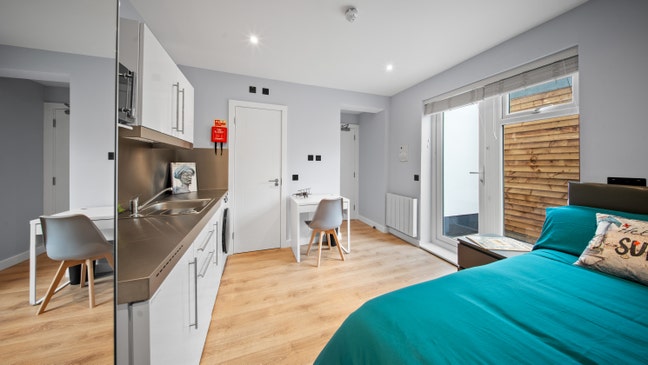 Modern studio with private bathroom and garden! Main Photo