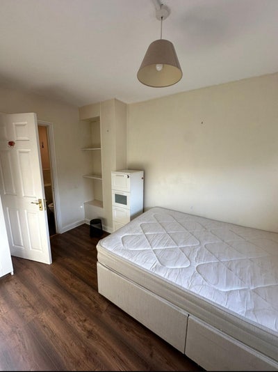 Spacious double bedroom with en-suite Main Photo