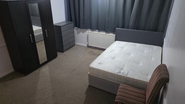 Large Bedroom with own toilet and shower to rent Main Photo