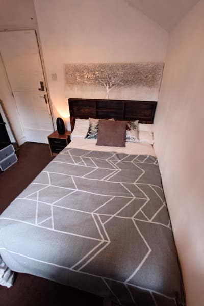 Small but cosy double bedroom Main Photo